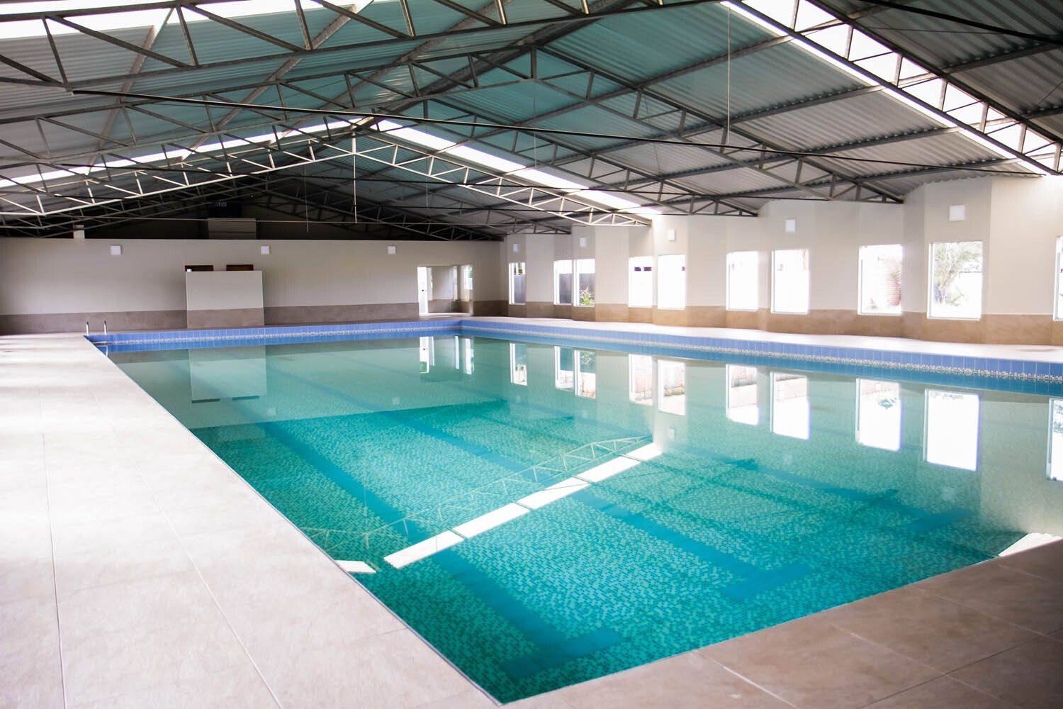 Piscina semi-olímpica coberta e aquecida